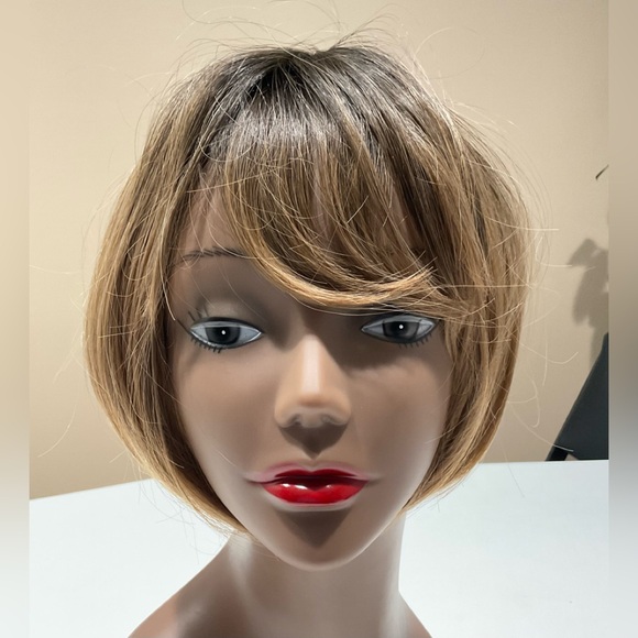 ?NWT Human Like High- Low Lights Colors Women’s Wig main image 6